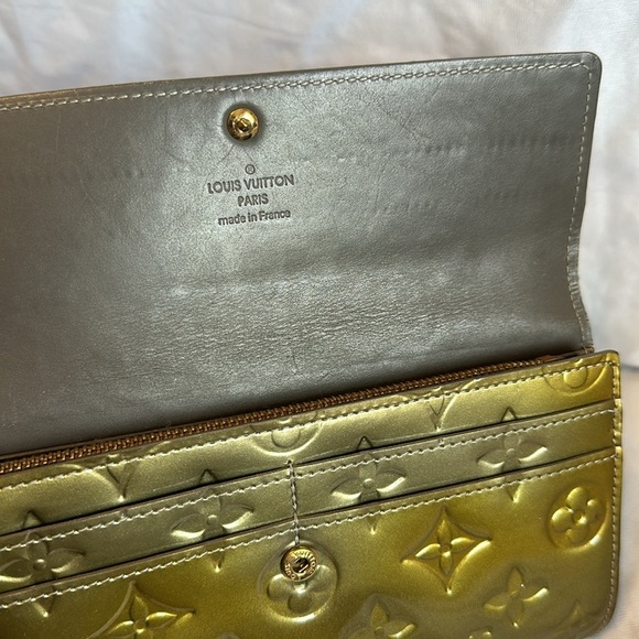 LV Sarah Sage Olive/green Vern wallet. EUC: lots of cards holders,very clean. - Picture 5 of 8